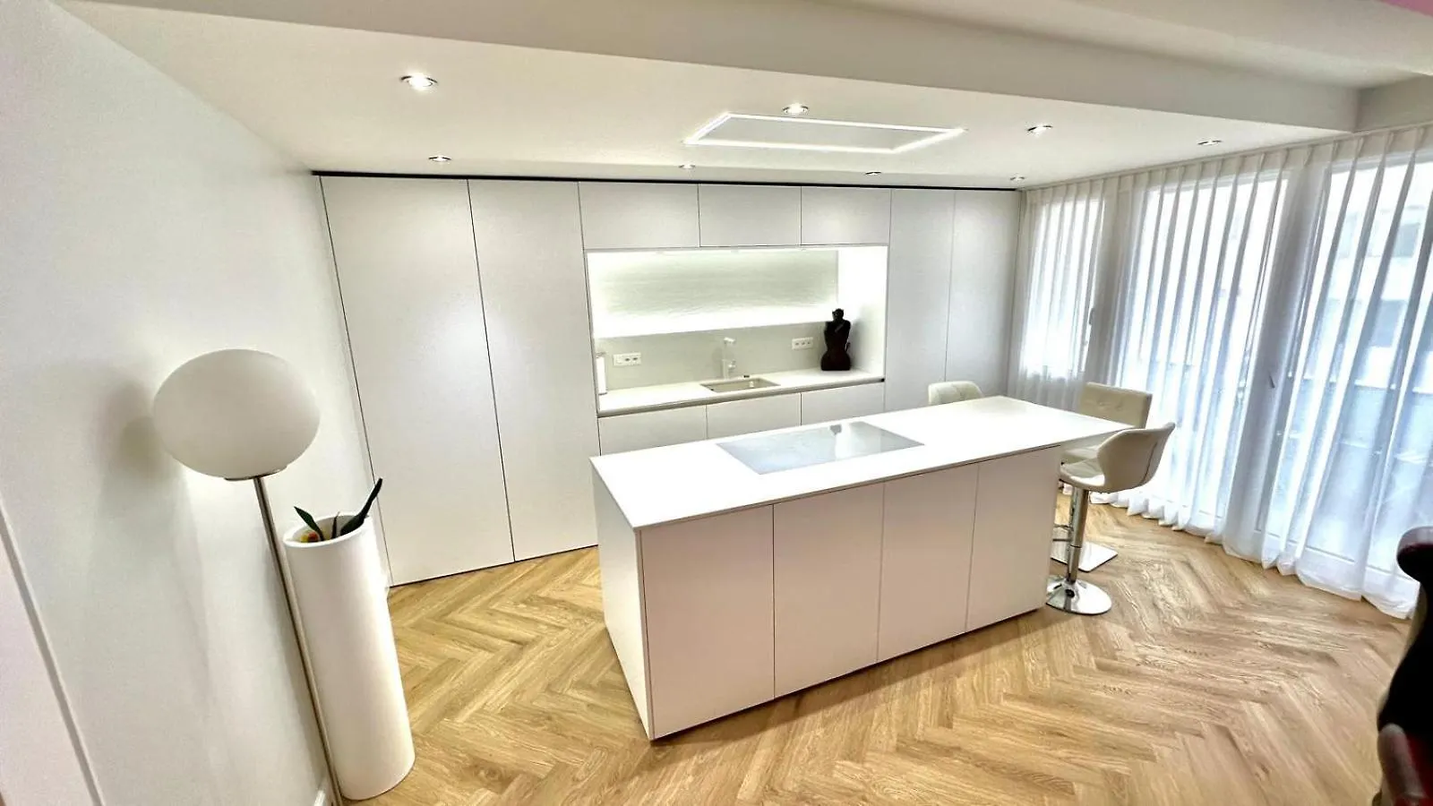 Modern 100M2, Treadmill Yoga Matts, 2 Balconies 5Min To Main Station - 10Min To City location